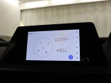 <T-connectナビ>ナビが通信で繋がる事でナビで渋滞を考慮したルート等を表示、スマホのようにアプリをインストールしカーナビ上で使用したり快適なサービスをご提供。