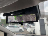 車体の後部にカメラがついていて、その映像がルームミラー内のモニターに表示します。人や荷物などで視界が遮られた時なども確認がしやすいです。