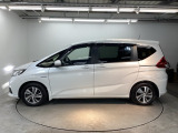 狭い駐車場でも、スライドドアならチャイルドシートへのお子さまの乗降や荷物の積載もスムーズ。とても便利な【両側電動スライドドア】ドアハンドを少し引くだけでリアドアが自動開閉します。