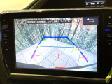 【バックカメラ】駐車時に後方がリアルタイム映像で確認できます。大型商業施設や立体駐車場での駐車時や、夜間のバック時に大活躍!運転スキルに関わらず、今や必須となった装備のひとつです!