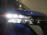 高輝度LEDヘッドライトを装備しているので.雨天などの悪天候や夜間走行も安心して運転できます!良好な視界を確保できるうえ消費電力も抑えられます