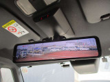 社外品スマートルーミラー装備車両後方のカメラ映像をミラ-面に映し出すので、車内の状況や、天候などに影響されにくく、よりクリアな後方視界が得られます。