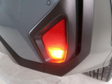 視界不良時の自車位置を後方の車両に認識を促すバックフォグを装備しています。