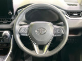 インテリアに合わせたデザインのステアリングは、運転される方のことも考え、運転しやすい形状、大きさです。是非一度、実際に触ってお確かめください。