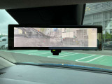 車両後方のカメラ映像により、天候の悪い日でもバック駐車、合流が安心!