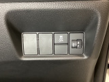 ハンドルの右側にはヘットライトリベライザーとVSA(ABS+TCS+横滑り抑制)の解除スイッチがついています。ヘッドライトリベライザーは道路状況や積荷の加重に応じてライトの高さを調節できます。