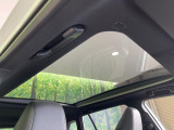 【ガラスルーフ】ガラスルーフ搭載で車内の解放感が一気にアップ!開放的なドライブをお楽しみいただけます。