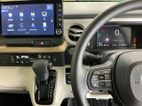 ホンダ純正メモリーナビ搭載なので、遠方へのドライブもお任せ下さい!ステアリング左手側にオーディオ関連のコントロールスイッチを配置しています。操作時は視線を逸らすことなく運転に集中できます