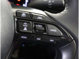アダプティブクルーズコントロール機能付きです。走行中に先行車の様子を検知しながら、設定した車速の範囲内で先行車との距離のキープを支援します。詳細は販売店スタッフまでおたずねください。