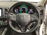 ハンドルにHondaセンシング系のクルーズコントロールやレーンキープアシストなどのスイッチと、オーディオの操作スイッチが装備されています。ハンドルから手を離さず安全に操作できます。