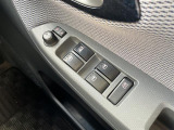 【パワーウインドウ】運転席のスイッチで、各席の窓ガラスの開閉ができます。あると便利ですよね。