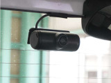 ◆車内カメラ◆前方・後方はもちろん、車内向きのカメラでも記録。左右をワイドに撮ることができ、幅寄せや側面衝突、威圧的なドライバーの危険行為など、クルマ周囲のトラブルもしっかり記録できます。
