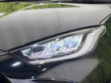 【LEDヘッドライト】悪天候や夜間走行時も良好な視界を確保し安心して運転できる高輝度LEDヘッドライトを装備!点灯速度が早く、消費電力も抑えられています。