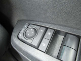 駐車時や狭い道でのすれ違い時に気を使うミラー。電動格納式ドアミラーはそんな時に便利です。