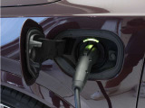 専用コードを接続するだけで簡単に充電が行えます。プラグインハイブリッドモデルは、走行中の充電のほか、自宅などに設置された充電機器からの充電が可能です。