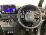 【ハンドル】運転にかかわる様々な操作を安全に行えるように視点移動が少なく操作性に配慮されたスイッチ類が凝縮されたコックピットです。