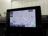 <T-connectナビ>ナビが通信で繋がる事でナビで渋滞を考慮したルート等を表示、スマホのようにアプリをインストールしカーナビ上で使用したり快適なサービスをご提供します。