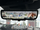 【デジタルルームミラー】車両後方カメラの映像をルームミラーに映すことが出来ます。 そのため、後席に人や荷物があって後方が見えづらい場合でもしっかり視界を確保することが出来ます。
