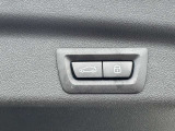 電動リアゲート装備。バンパー下でのキックオープン&クローズ機能も装備です。