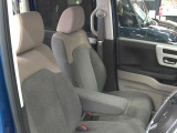 運転席の足元も広く運転しやすいです!!