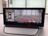 狭い場所での駐車やすれ違いなどでより的確な運転操作に役立つ360&deg;ビューモニターが装備されています。