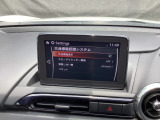 TSRは、走行中にフォワードセンシングカメラまたはナビゲーションシステムが認識した交通標識を、ADDおよびメーターに表示することで、交通標識の見落とし防止を図り、安全運転を支援するシステムです。