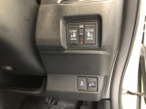 【両側電動スライドドア】リモコンや運転席のスイッチ操作のほか、ドアハンドルを少し引くだけでリアドアが自動開閉します♪