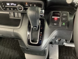 シフトはインパネシフト、パーキングブレーキは電子制御なので運転席と助手席の間はすっきりしています。