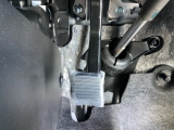 パーキングブレーキはフット式なので運転席と助手席の間はすっきり、移動も楽々です。さっと手が届く位置にATセレクトレバーやエアコンスイッチなどがあり操作性に優れています