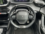 楕円形の小径ステアリングホイールは操作性も良く、駐車時の切り返しでも動きが少なくなります