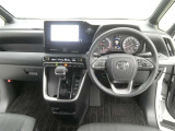 運転席からの視界はこんな感じです☆お気軽にご来店いただき、実際に座って是非お確かめください。ドライバーに寄り添う快適な操作フィールをもたらすステアリングです。