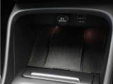 対応機種なら置いておくだけで充電できる、ワイヤレス・スマートフォン・チャージを用意。すっきりと収納できて、使いたいときにはすぐに手に取ることができます。