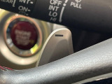 【パドルシフト】ハンドルから手を離さずに素早くシフトアップ&ダウンができるので、エンジンブレーキを使う下り坂や高速道路の合流で加速したい場面で役立ちます。