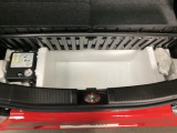 ラゲッジルームの床下に収納スペースをさらにひとつ追加。 より多くの荷物を積載可能です。