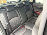 大切な友人を招きたくなる、落ち着きのある快適な後部座席です。A calm and cozy rear seat perfect for your friends.