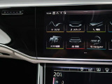 スマートフォンとAudiをUSBケーブルを介し接続。AppleのCarPlayやAndroid Autoのアプリを通じて、スマートフォンのコンテンツをMMIディスプレイに表示します。