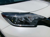 LEDヘッドランプ。夜間ドライブ安心。ハイビームアシスト。ヘッドランプのハイビームとロービームを自動切り替え。常に良好な前方視界の維持をサポート。