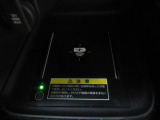 置くだけでワイヤレスで充電可能です。