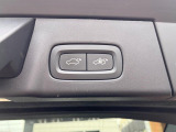 【パワーバックドア】スマートキーや運転席のボタンを押すだけでリアゲートが自動で開閉します!荷物を持っている時や、高い位置にあるバックドアを閉める際に便利な機能です。