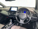 運転席まわりです。 各操作スイッチは使いやすい位置に配置されてます。