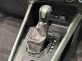 モーターの力を効率よくタイヤへ伝える専用トランスミッション。高級感のある本革巻き仕様です。