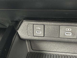 こちらのクルマはUSB接続コネクタも装備されています♪スマホの充電などにお使い下さい。ご旅行中での充電切れも、これなら心配いりませんね!