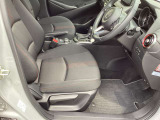 運転席シートもキレイです。スポルトは赤のステッチのシートでおしゃれです。