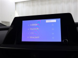 <Bluetooth>スマートフォンなどの機器と車をBluetoothで接続すると、ワイヤレスで音楽を再生できます。