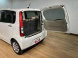 普通のドア同様に横開きに開閉しますので、狭い場所でもスペースに合わせて途中で止まるので両手で荷物の出し入れが可能ですよ♪