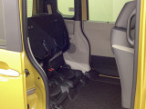 ★チップアップ&ダイブダウン機能付き【ULTR SEAT】は後席座面を左右分割で跳ね上げることができます☆トランクで積載できない背の高い荷物をラクラク収納できます。ホンダ車ならではの人気装備です♪