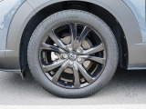 18インチ純正アルミホイールを装備。タイヤサイズは215/55R18となります。