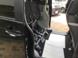 後席の座面を跳ね上げていただくと背の高い荷物も積載可能です。