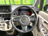 インテリアに合わせたデザインのステアリングは、運転される方のことも考え、運転しやすい形状、大きさです。是非一度、実際に触ってお確かめください。