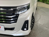 【LEDヘッドライト】悪天候や夜間走行時も良好な視界を確保し安心して運転できる高輝度LEDヘッドライトを装備!点灯速度が早く、消費電力も抑えられています。